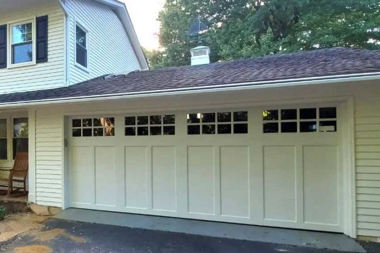 garage door with windows